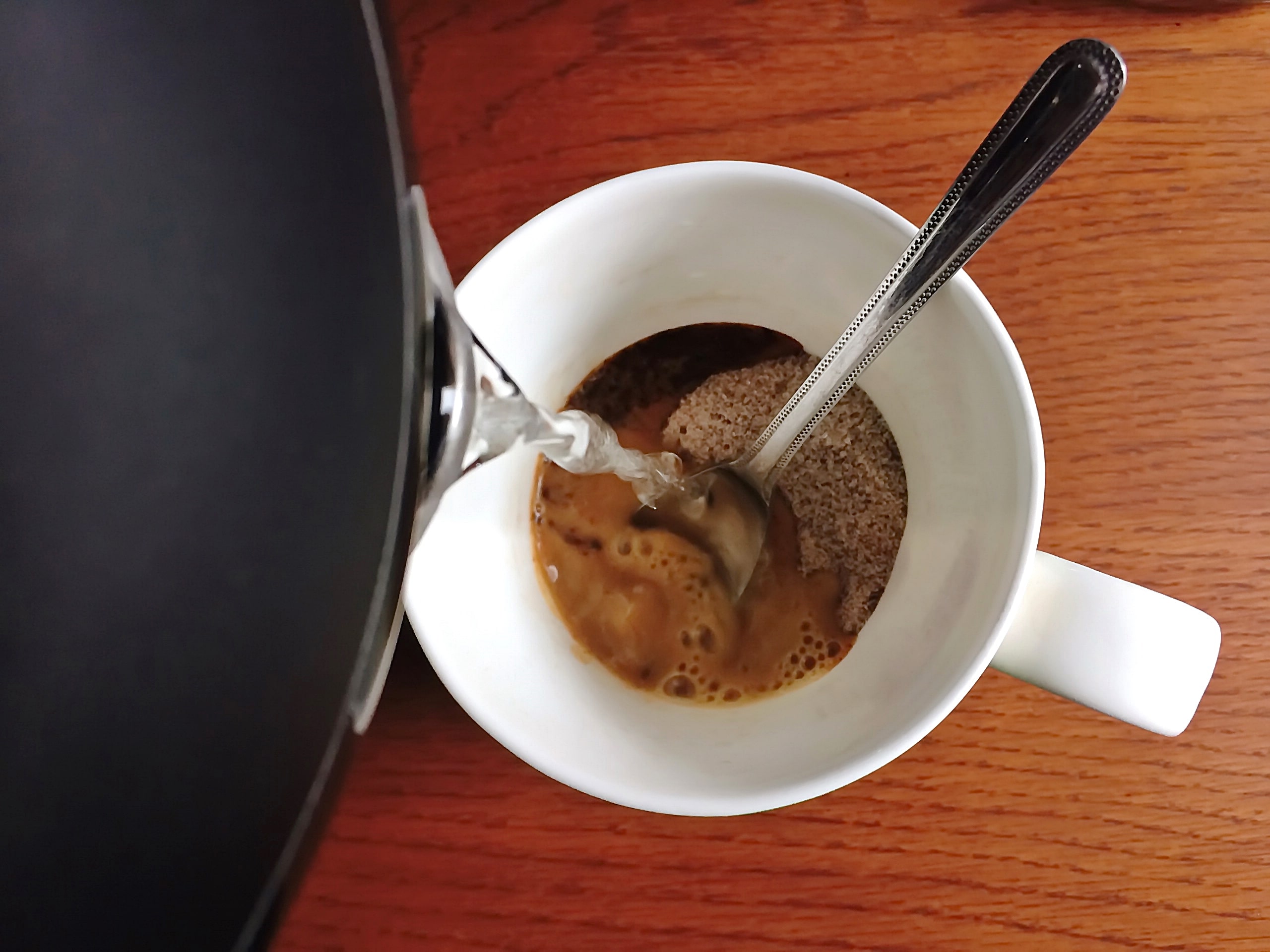 Как заваривать растворимый кофе. Кофе обычный. Кофе растворимый в чашке. Чашка свежезаваренного кофе. Растворимый кофе в кружке.