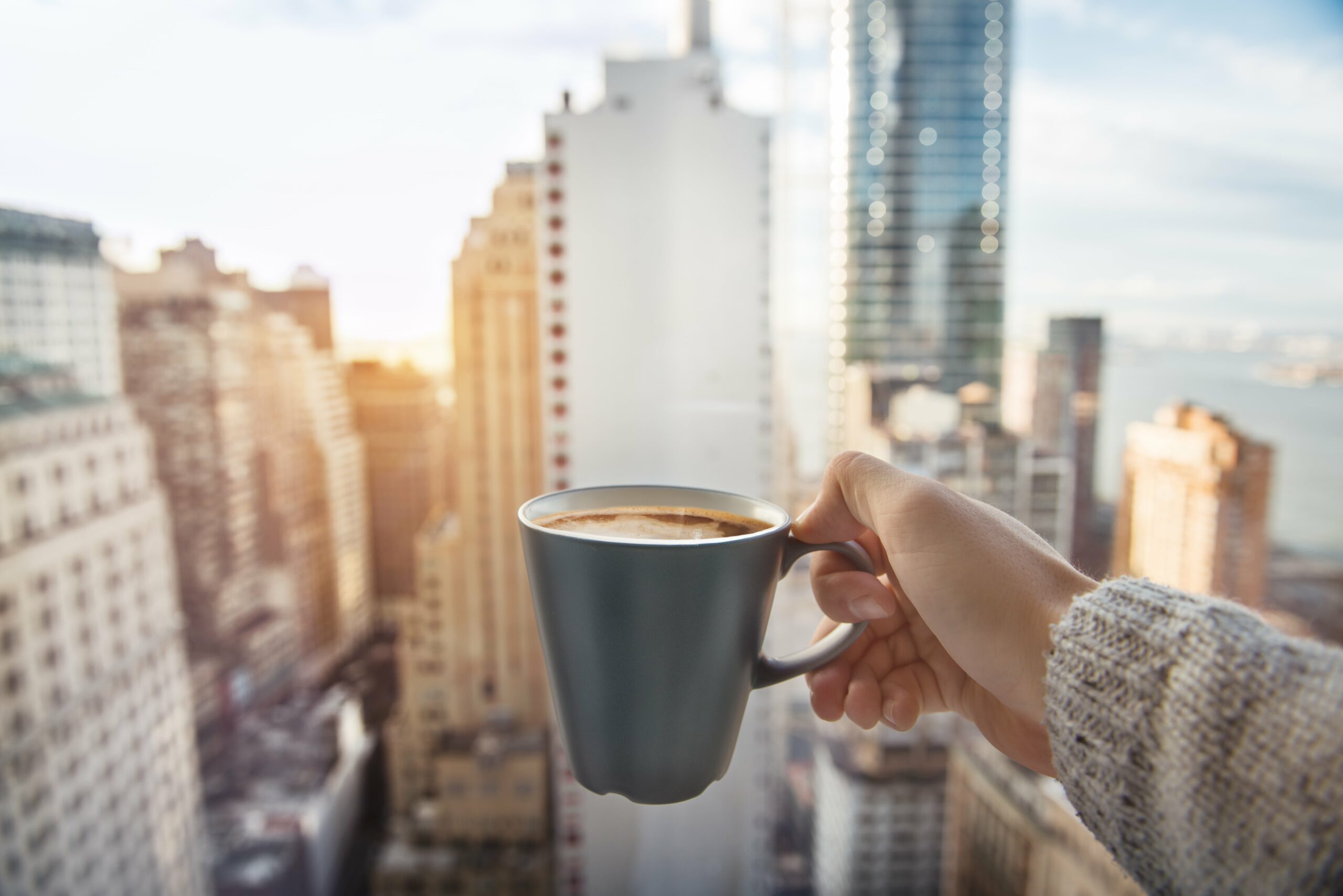 Утро снизу. Утренний кофе. Доброе утро город. Чашка кофе с видом на город. Кофе с видом на город.